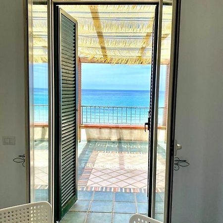 Waikiki Beach Apartments Санта-Марія-ді-Кастеллабате Екстер'єр фото