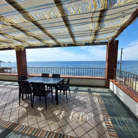 Waikiki Beach Apartments Санта-Марія-ді-Кастеллабате Екстер'єр фото