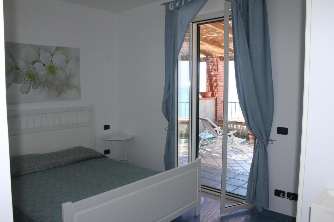 Waikiki Beach Apartments Санта-Марія-ді-Кастеллабате Екстер'єр фото