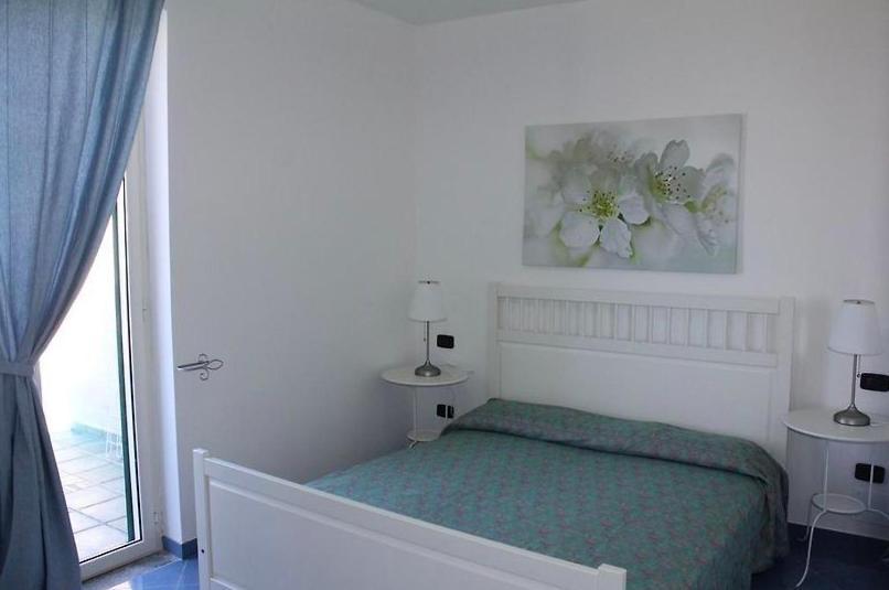 Waikiki Beach Apartments Санта-Марія-ді-Кастеллабате Екстер'єр фото