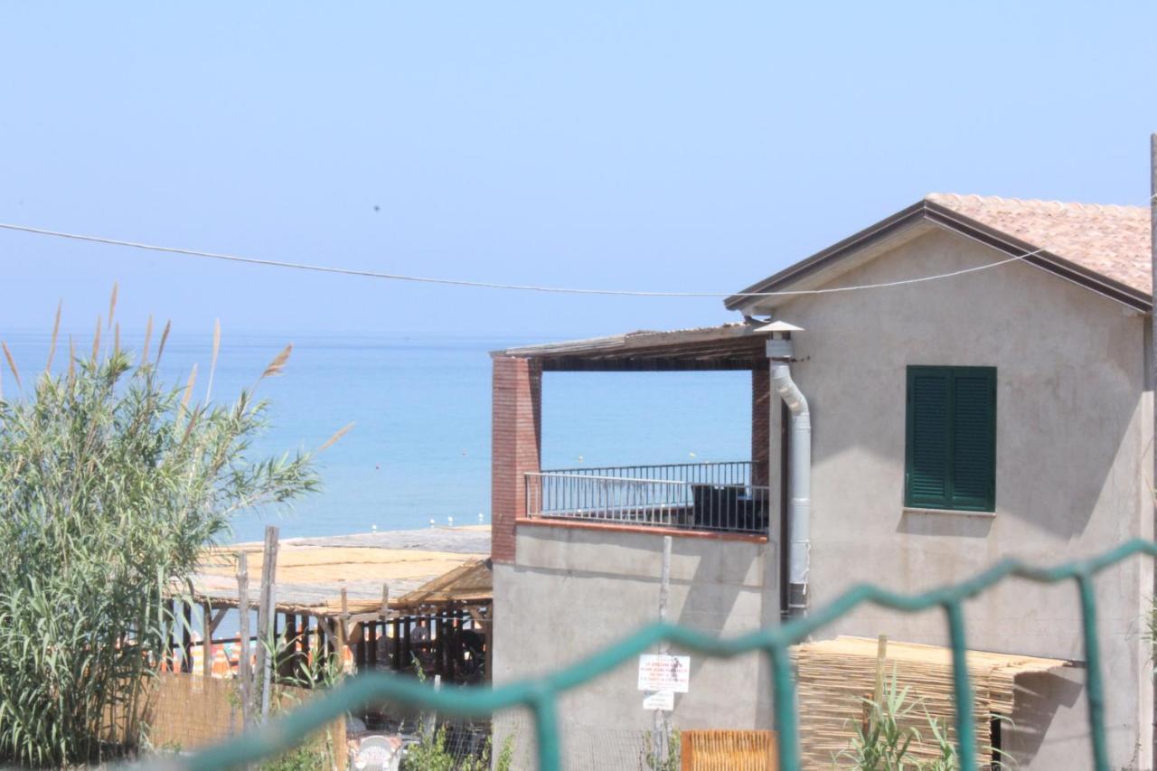 Waikiki Beach Apartments Санта-Марія-ді-Кастеллабате Екстер'єр фото