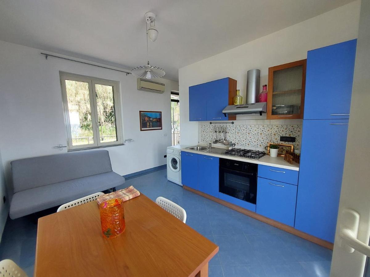 Waikiki Beach Apartments Санта-Марія-ді-Кастеллабате Екстер'єр фото