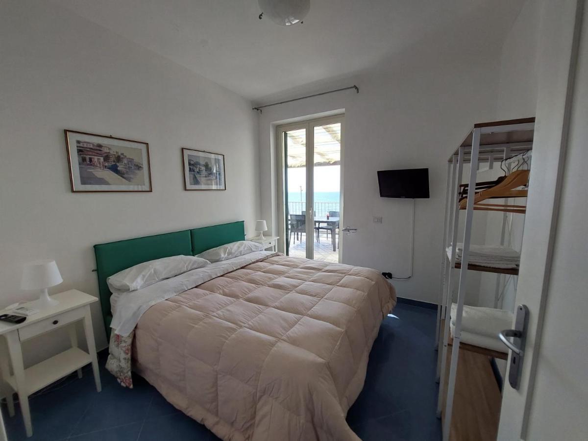Waikiki Beach Apartments Санта-Марія-ді-Кастеллабате Екстер'єр фото