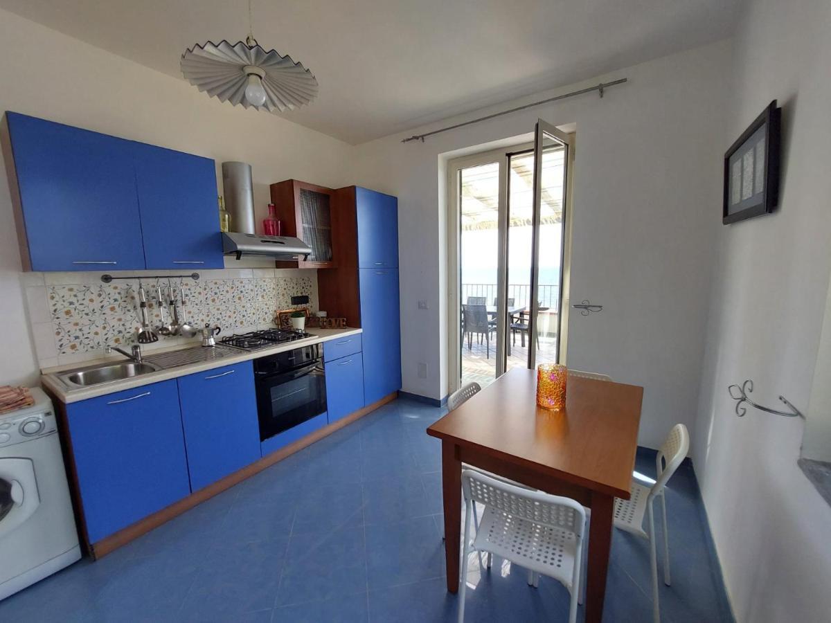 Waikiki Beach Apartments Санта-Марія-ді-Кастеллабате Екстер'єр фото