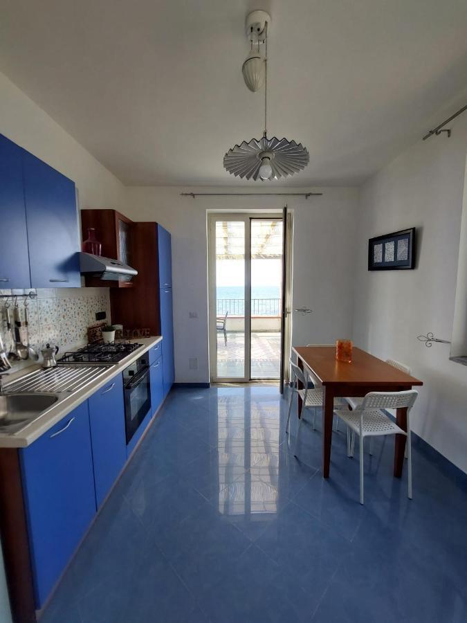 Waikiki Beach Apartments Санта-Марія-ді-Кастеллабате Екстер'єр фото