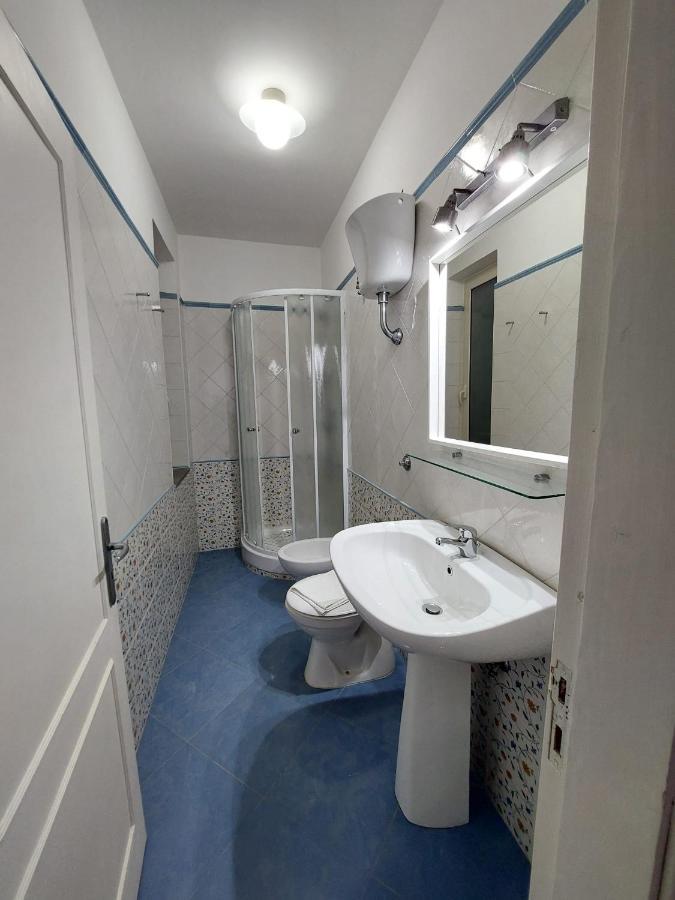 Waikiki Beach Apartments Санта-Марія-ді-Кастеллабате Екстер'єр фото