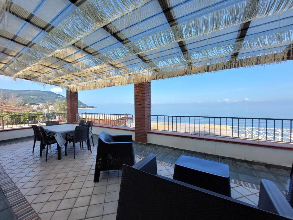 Waikiki Beach Apartments Санта-Марія-ді-Кастеллабате Екстер'єр фото