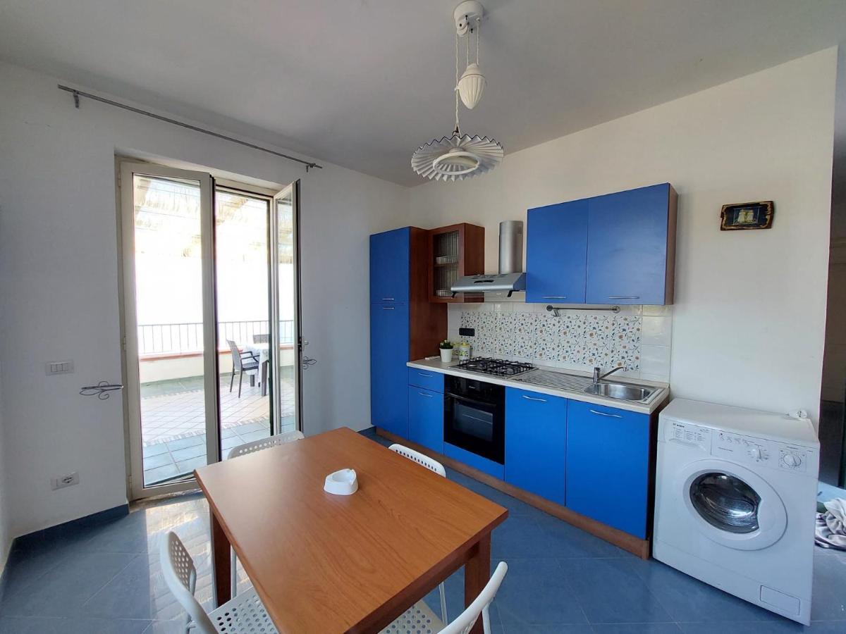 Waikiki Beach Apartments Санта-Марія-ді-Кастеллабате Екстер'єр фото